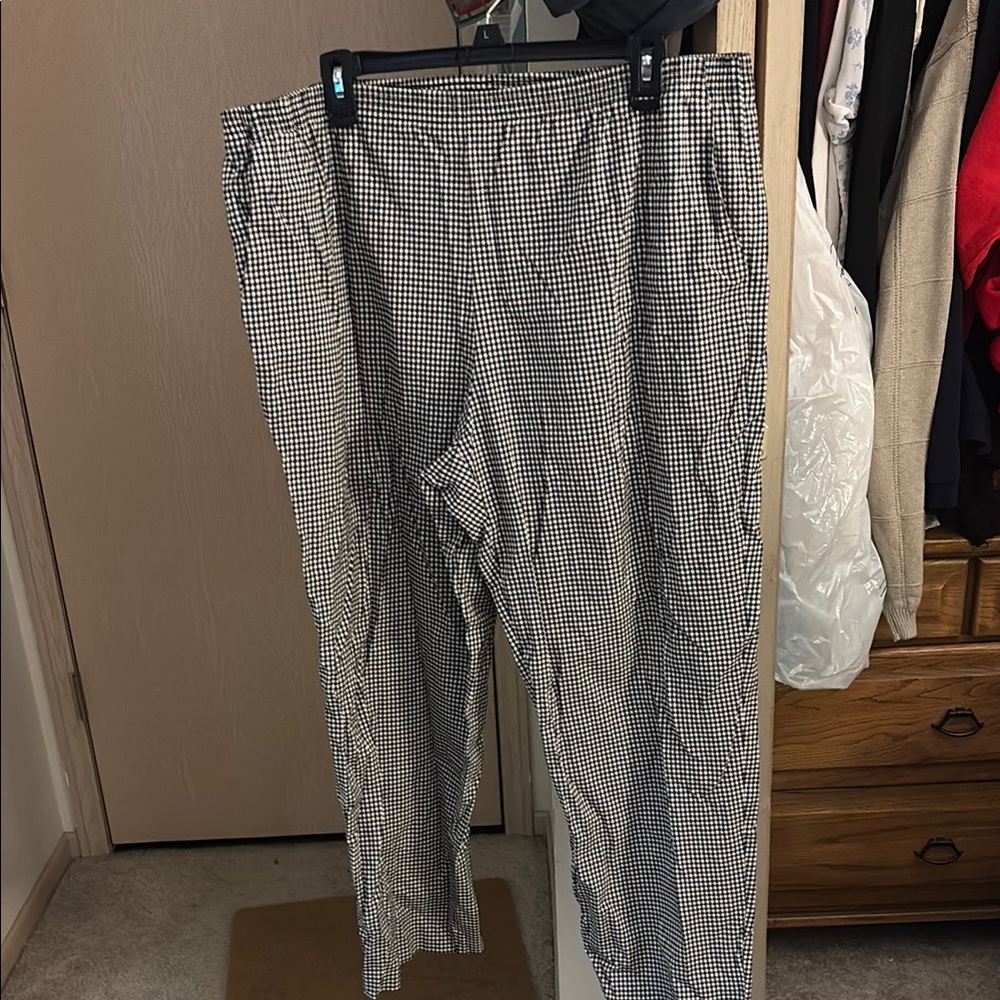 Alfred Dunner Black and White Classic Straight-Leg With Pockets
